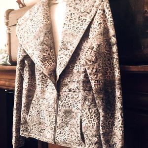 🦓🤎🐆Boutique white/gray animal 🦓 print jacket nwot 🐆 snuggle worthy